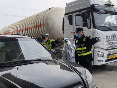 徐州交警堅(jiān)守一線(xiàn)，筑牢防疫“安全墻”保障道路貨物運(yùn)輸安全暢通